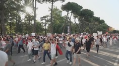 V Albánii pokračují rozsáhlé protesty. Lidem vadí luxusní resort v národním parku