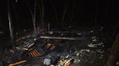 V osadě bezdomovců hořelo, dva popálení skončili v nemocnici