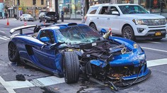 Běsnil po celé čtvrti! Milionář při sérii nehod rozmlátil vzácný supersport