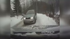 VIDEO: Policisté na sněhu bourali, vše zachytila palubní kamera