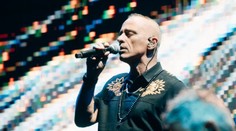 Italský zpěvák Eros Ramazzotti rozvášnil Prahu. Políbila ho dokonce fanynka