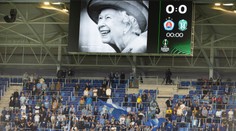 Ohavné chování na Slovensku. Fanoušci Slovanu vypískali královnu Alžbětu