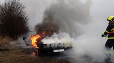 Z auta za jízdy vyšlehly plameny, z "veterána" se stal vrak! GALERIE