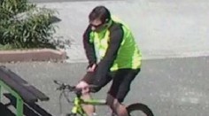 Úchyl v cyklodresu osahával školačku. Poznáváte ho?