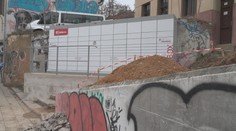 Česko zaplavují výdejní boxy. V Brně jeden postavili přímo na schodech