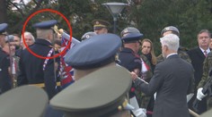 Prezidenta Pavla zaskočila váha praporu. Žerdí udeřil člena Hradní stráže do hlavy
