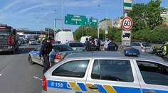 Řidič se řítil ukradeným autem v protisměru, zastavila ho až střelba