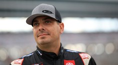 Šílená nehoda závodníka ze série NASCAR. Má zlomenou pánev a nohu