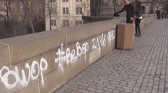 Sprejer poničil Karlův most. Hledá ho policie, hrozí mu i vězení!