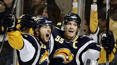 Špaček pomohl Buffalu udržet naději na play off. VIDEA ZE ZÁPASŮ