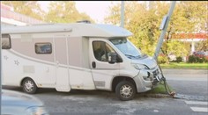 Nehoda v Praze: Řidička karavanu napálila do autobusu plného lidí!