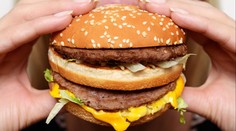 VIDEO: Žena si 20 let šetřila burger a hranolky. Ukázala, jak teď vypadají