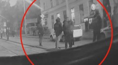 Opilý řidič vrazil do autobusu a zranil cestujícího. Policie hledá svědky