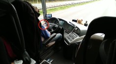 Místo silnice hlídal mobil: Autobusák za jízdy ohrozil životy desítek lidí. VIDEO