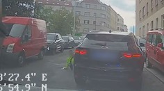 Agresor v jaguáru přejel pražského strážníka. Řval: Vstávej, ty simulante!
