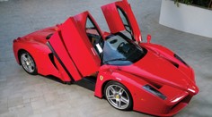 Módní guru Tommy Hilfiger prodává téměř nejeté Ferrari Enzo