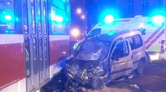 Brutální srážka auta s tramvají: Oba řidiči skončili v nemocnici