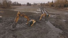 Zapadlé bagry v Telči už jsou v suchu. Člověk přemohl bahno
