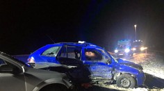Pasažér nepřežil srážku čtyř aut, tělo museli z vraku vystříhat hasiči