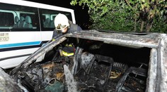 Na parkovišti v Praze v noci hořelo, oheň poničil čtyři auta