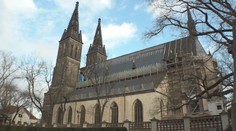 Kostel na Vyšehradě potřebuje opravy. Pokrývači musí vyměnit 60 tisíc tašek