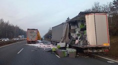 Dálnici D5 ve směru na Plzeň uzavřela nehoda kamionů. Tvořily se kolony