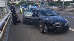 Opilec ujížděl policii a smetl tři auta. Pak vysvětloval proč. VIDEO
