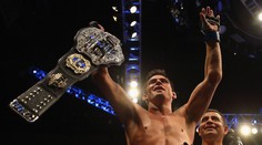 První UFC šampion se po letech vrací do klece. Zvládne znovu získat titul?
