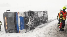 Počasí komplikuje dopravu. Kvůli sněhu havarovaly tři autobusy