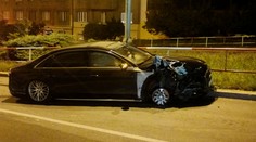 Podnapilý řidič naboural do výlohy, s utrženým kolem chtěl ujet