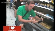 Láďa Hruška na lovu v Ostravě! V Intersparu našel nástrahy na myši, v Tescu shnilé maliny!
