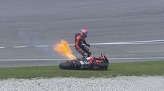 Motorka v plamenech! Jezdec MotoGP od svého stroje utíkal