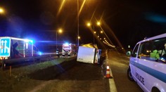Kamioňák věřil navigaci a spadl do jámy na uzavřené cestě