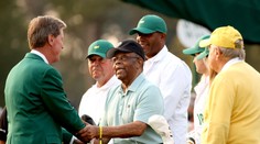Svět golfu truchlí. Zemřel první černoch, který hrál Masters