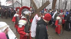 Bílou sobotu slaví křesťané po celém světě. V Česku se pletly pomlázky