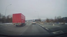 Bláznivý manévr! Šofér dodávky předjížděl auta odbočovacím pruhem
