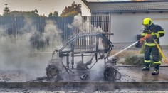 Ve Zruči vzplálo elektrovozidlo. Zbyla z něj jen kostra