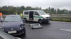 Auto u pražského letiště smetlo policejní hlídku!