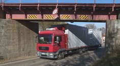 Kusy aut pod mostem na Chrudimsku přibývají. Zranil se tam první člověk