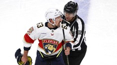 Šílený kousek Marchanda, soupeři roztrhal helmu. Hertl zapsal dva body