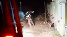 Mladík u Prahy najel do řetězu nataženého přes cestu, na místě zemřel