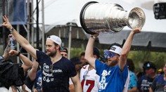 Hokejisté Tampy zničili Stanleyův pohár! Cenná trofej nepřežila oslavy