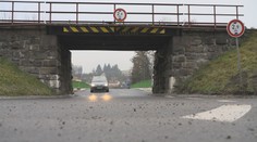 Firma zpackala opravu silnice, kvůli vysokému asfaltu neprojedou autobusy
