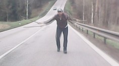Starší pár zastavil stopaři, jeho kamarád nastříkal do auta pepřák