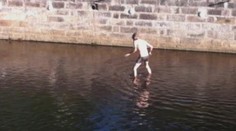 VIDEO: Podivný tvor šokoval Vary! Vypadal jako člověk a plazil se říčkou