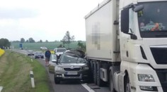Kamion nedobrzdil a natlačil auto na další kamion: Jedna mrtvá