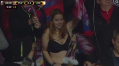 VIDEO: Fanynka se nestyděla, góly Plzně se slavily bez trička!