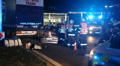 Řidič na dálniční benzínce narazil do návěsu, letěl pro něj vrtulník
