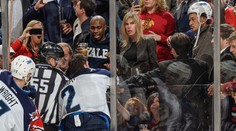 Vrchol drzosti v NHL! Fanoušci ukradli hráčovi helmu přímo v zápase