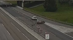 Nerespektoval vůbec nic. Řidič BMW na D1 driftem kácel značení, pak prorazil svodidla